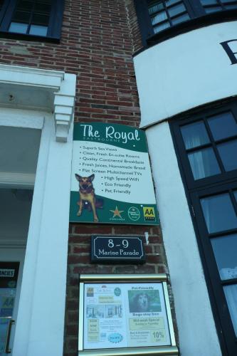 Royal Hotel (رویال هتل) 