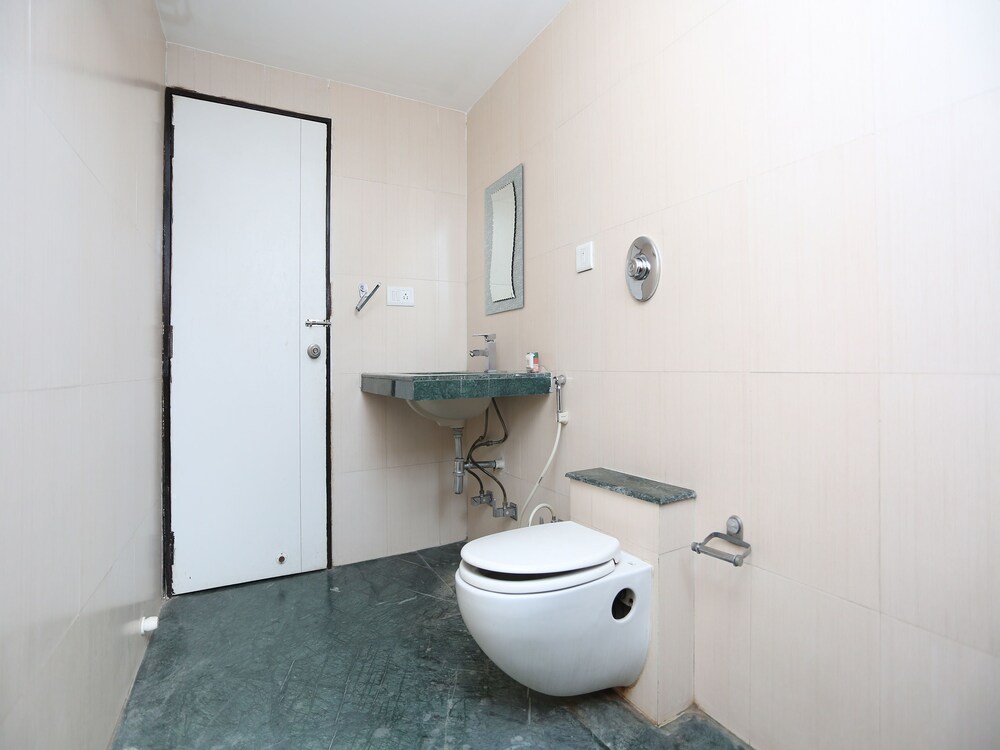 Oyo 3336 Hotel Mantri Residency Bathroom
