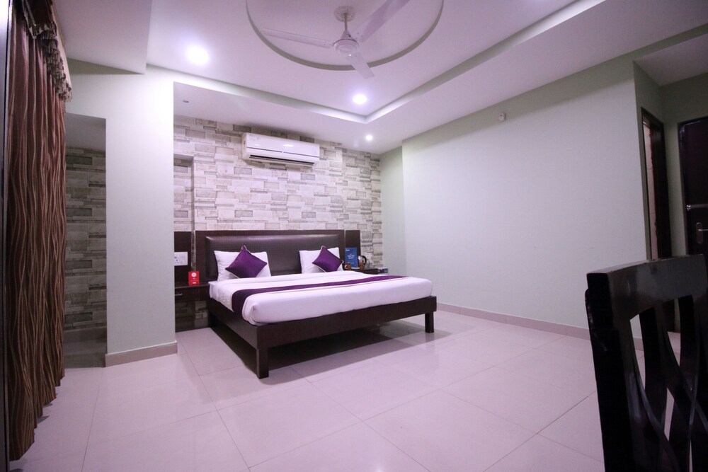 Hotel Silver Oak Guestroom