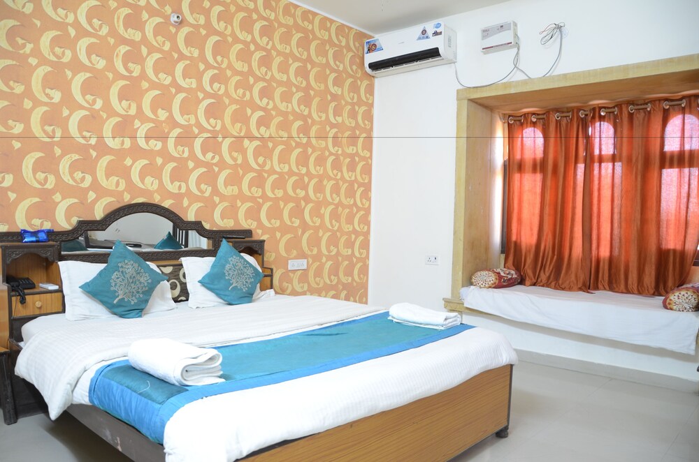 Hotel Marina Mahal Guestroom
