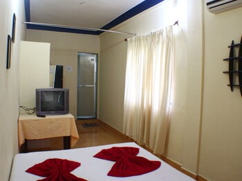 Oyo Stayout At Peaceful Ashvem Beach Guestroom