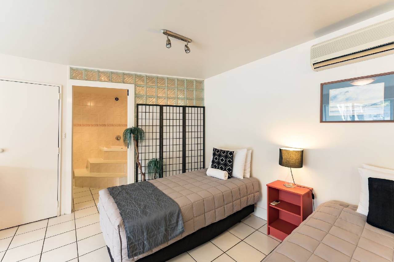 Dolphin Motel 