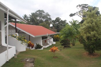 Daniella's Bungalows Property Grounds