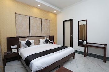 Oyo 11044 Hotel Tulip Suites Guestroom