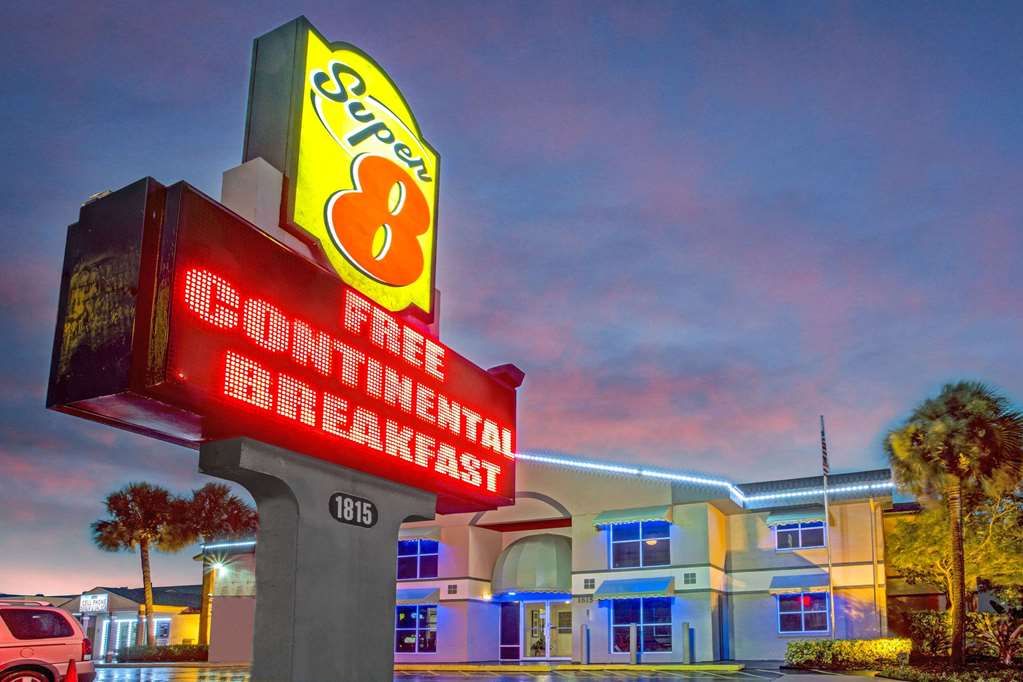 Super 8 by Wyndham Kissimmee | Kissimmee Accommodation