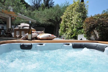 Velamica Resort Outdoor Spa Tub