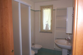 Nina & Berto Bathroom