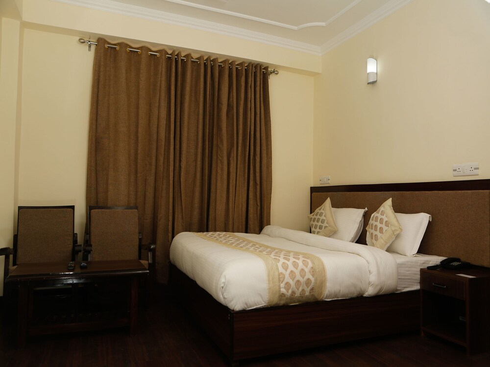 Oyo 11490 Hotel Royal Hill Guestroom