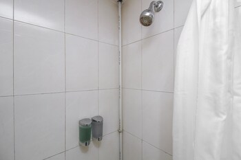 Reddoorz Plus Near Galaxy Bekasi Bathroom