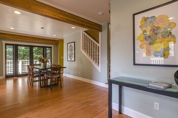6 Luxurious 6br Seattle Home Living Area