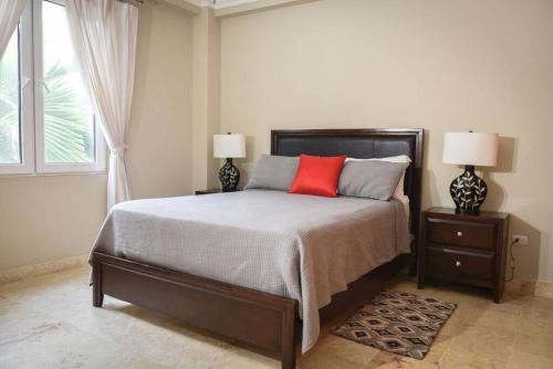 Luxury Oceanview Condo 2 Br 2.5 Ba (لاکچری اوكینویو کاندو ۲ بر ۲.۵ با) 