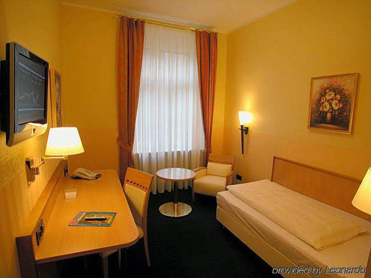 Hotel Mack (هتل ماک) 