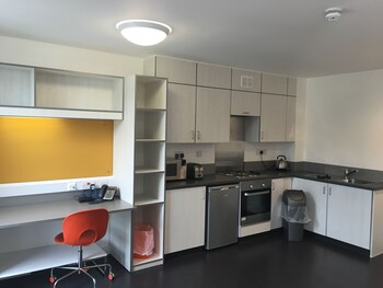 The Jean Muir Student Village ( جین مویر استودنت ویلاج) In-Room Kitchen