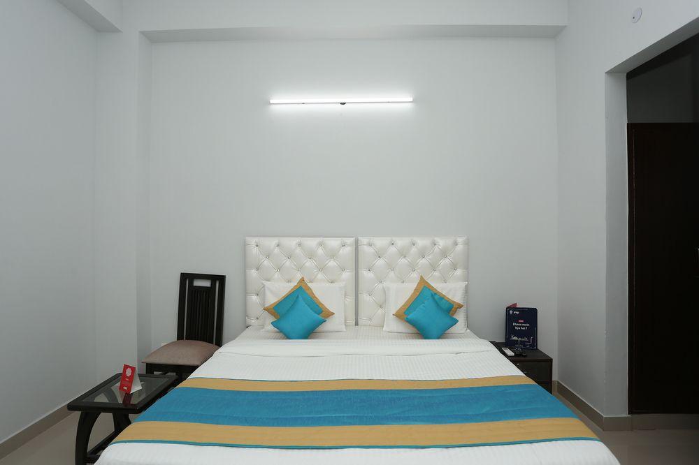 Oyo 9935 Hotel The White House 