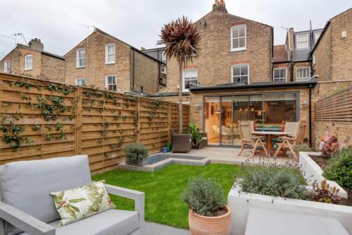 Chic 2bed 2bath Apt W Garden In Clapham Junction 