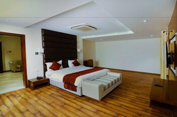 Shanti Clarks Inn Suites Guestroom