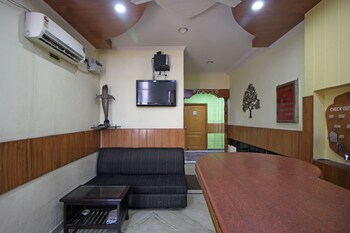 Oyo 7147 Hotel Madhur Regency Lobby Sitting Area