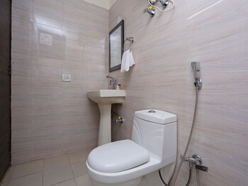 Oyo 9381 Near Dlf Cyber City Bathroom