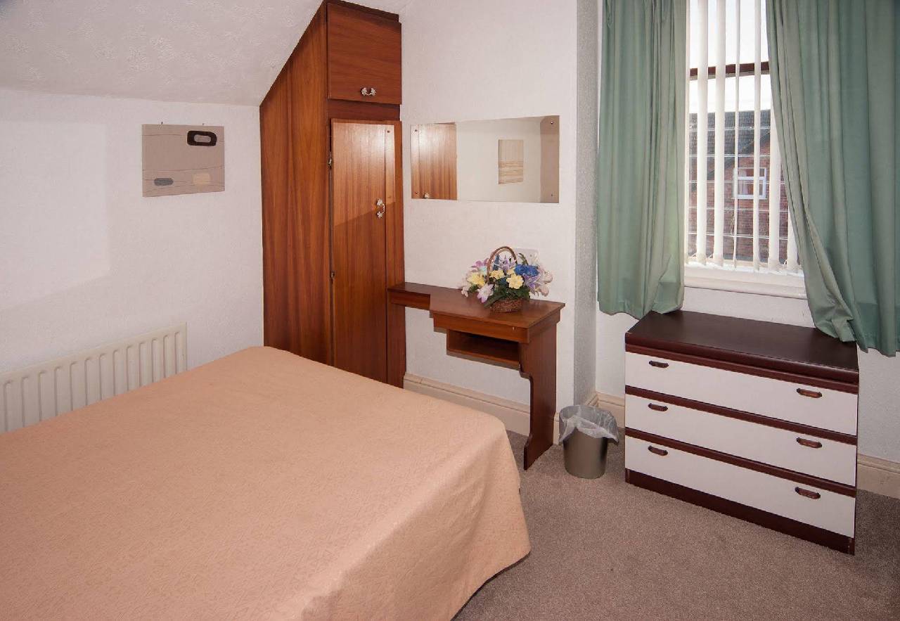 Lyndene Holiday Apartments (لیندن هالیدی آپارتمنتس) 