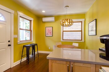 6 Luxurious 6br Seattle Home In-Room Kitchenette
