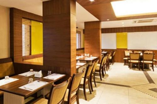 Ponnis Grand Inn (پونیس گرند این) 
