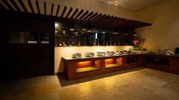 Tropical Retreat Family Dining