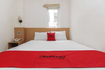Reddoorz Plus Near Galaxy Bekasi Guestroom