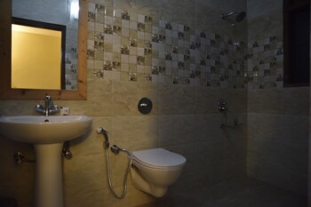 Oyo 6675 Hotel Comfort Inn Bathroom