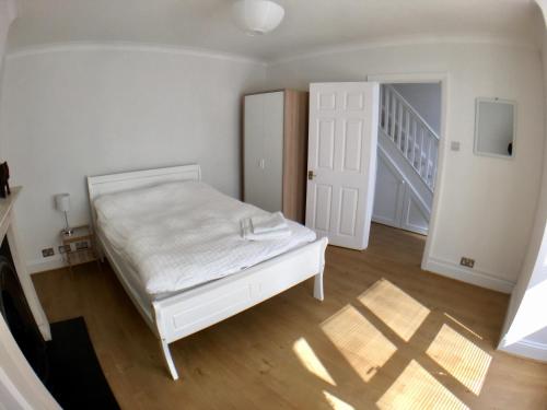 Camberley 4 Bed Detached House (كامبرلی ۴ بد دتاچد هاوس) 