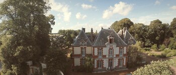 Chateau Des Lys Hotel Front