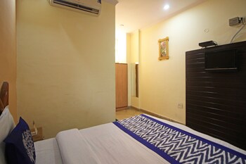 Oyo 7147 Hotel Madhur Regency Guestroom