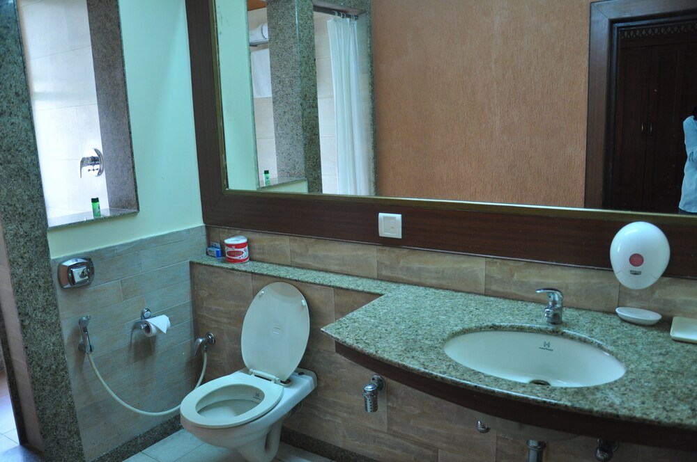 Oyo 13279 Hotel Jabali Palace Bathroom