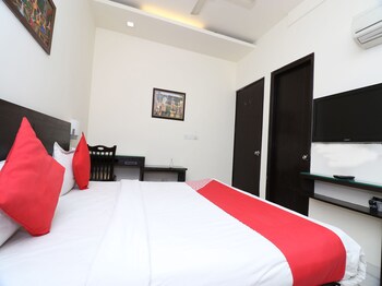 Oyo 22833 Laalmati Castle Guestroom