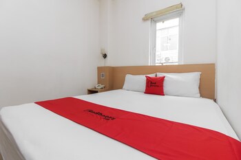 Reddoorz Plus Near Galaxy Bekasi Guestroom
