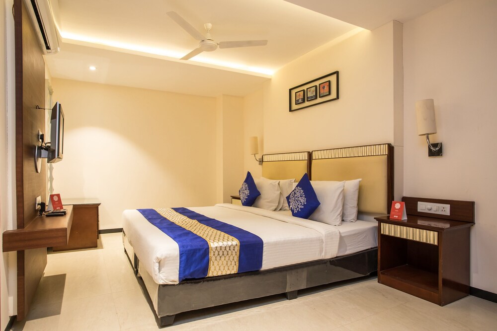 Oyo 10215 Hotel Nandi Guestroom
