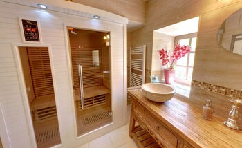 Le Mas Des 5 Fontaines. Chambres D'hôtes Bathroom