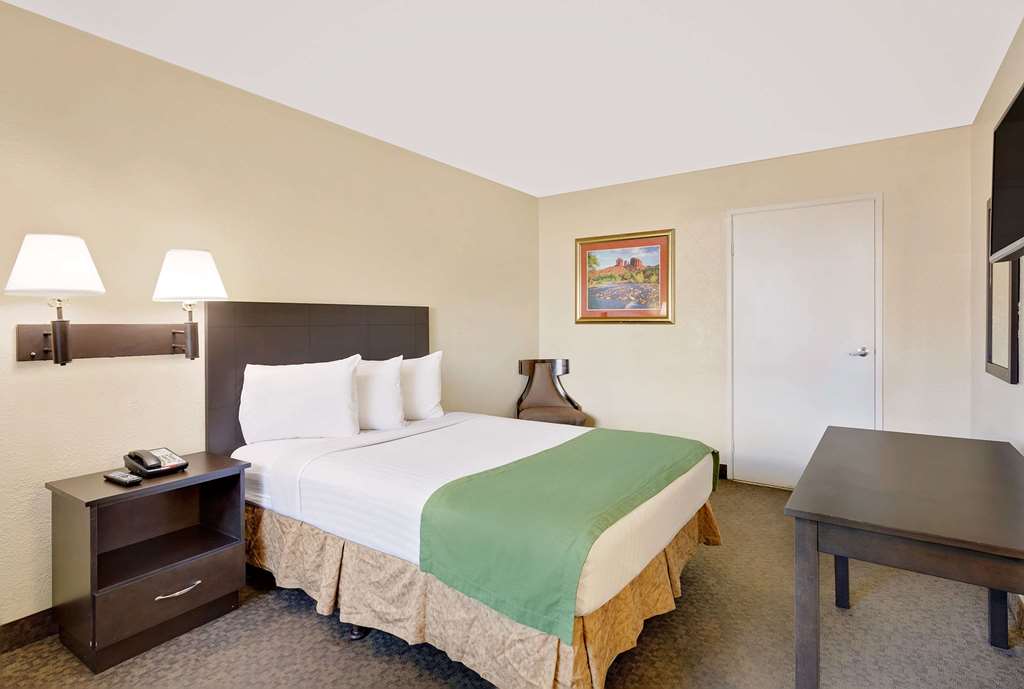 Howard Johnson By Wyndham Las Vegas Near The Strip Guest room