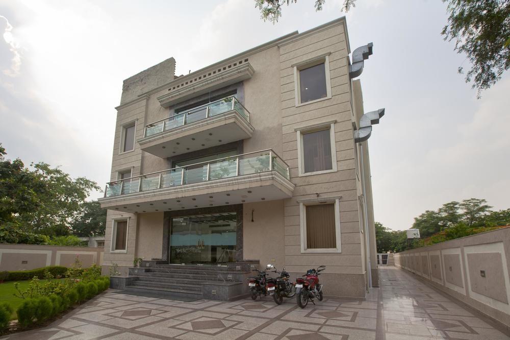 Oyo Premium Sikandarpur Metro 2 