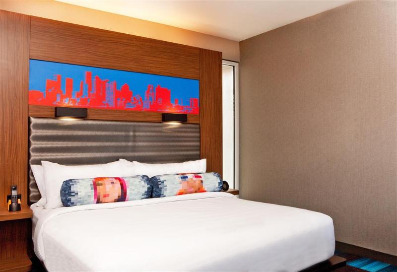 Aloft Boston Seaport District Room