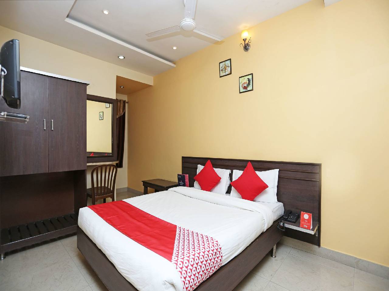 Oyo 10588 Hotel Golden Square 