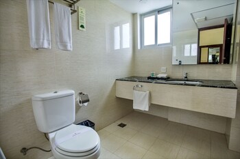 Hotel Grand Park Barishal Bathroom