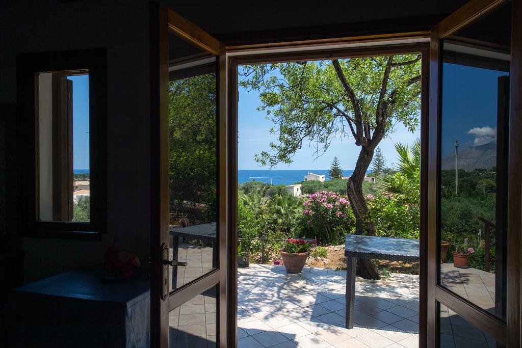 Sulla Spiaggia Di Guidaloca 