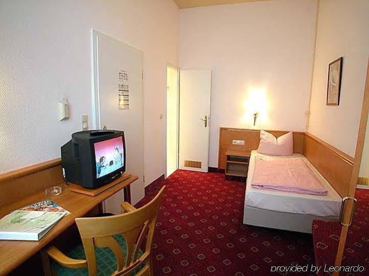Hotel Mack (هتل ماک) 