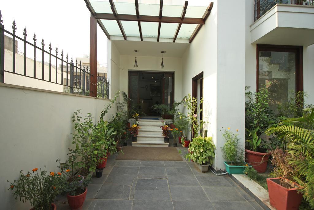 Mint Sarojville Suites 