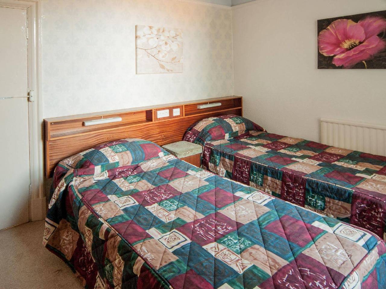 Lyndene Holiday Apartments (لیندن هالیدی آپارتمنتس) 