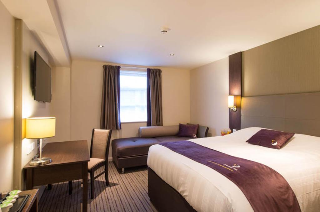 Premier Inn Manchester Trafford Centre South 