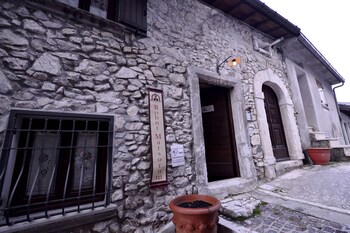 Robur Marsorum (روبور مارسوروم) Hotel Entrance