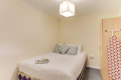 1br Apartment In A Beautiful Building Walking Distance From The Curve Theatre 