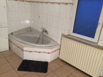 Quartier Vert Deep Soaking Bathtub