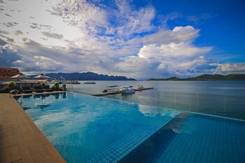 Two Seasons Coron Bayside Hotel (توو سیزنس كورون بیسید هتل) Pool